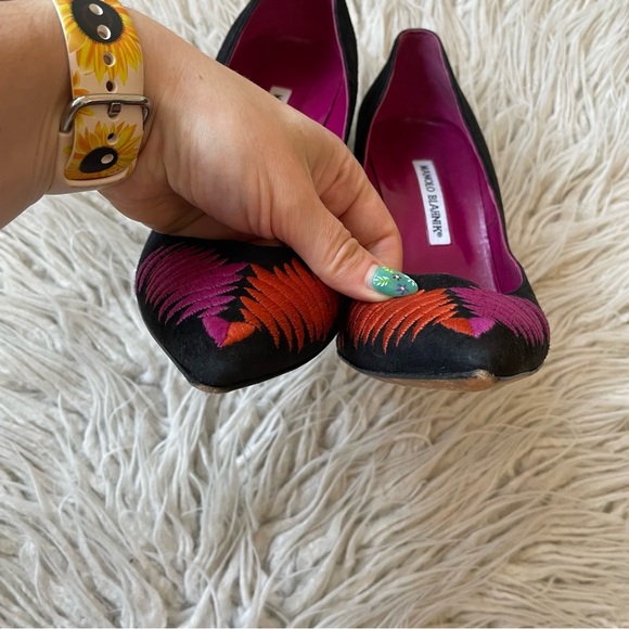 Manolo Blahnik Black Suede Multicolor Embroidered Accent Pointed Toe Pump EUC 41 - Picture 4 of 9